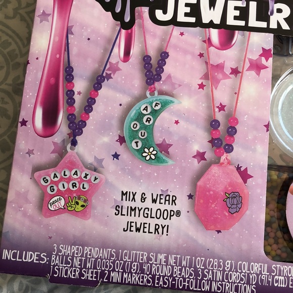 Make your own slimy jewelry - Picture 3 of 5